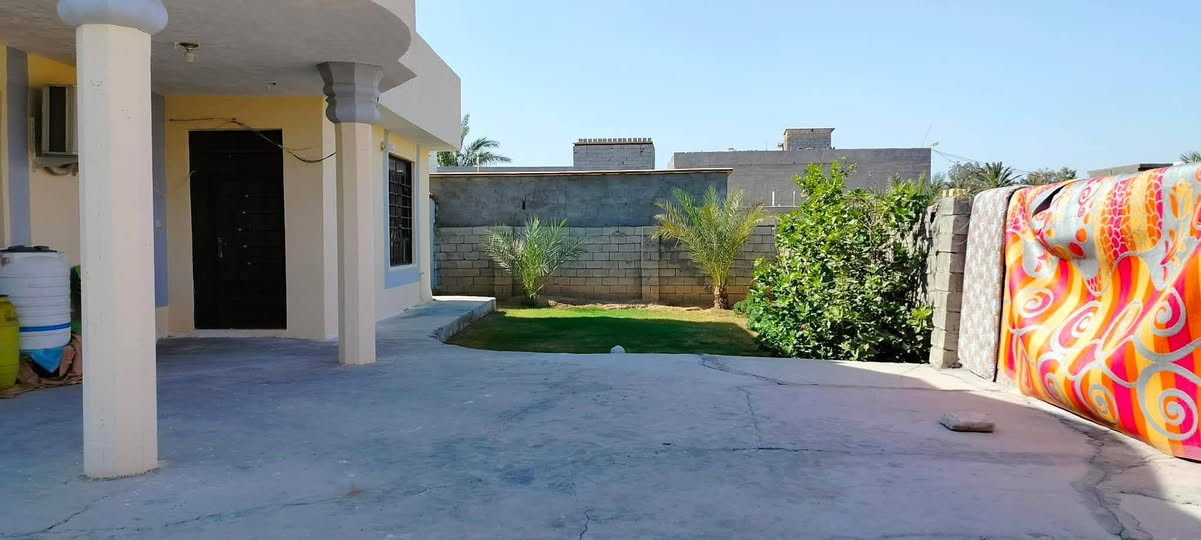 قطعه ارض مساحة 600 بيها بيت جاهز لسكن كامل الخدمات ماء كهرباء تبليط
طابو زراعي سند 25 
العنوان البوعيثه شارع معمل غاز الرحمن مقابل المستوصف الجديد 
*********** 
السعر 185وبي مجال
