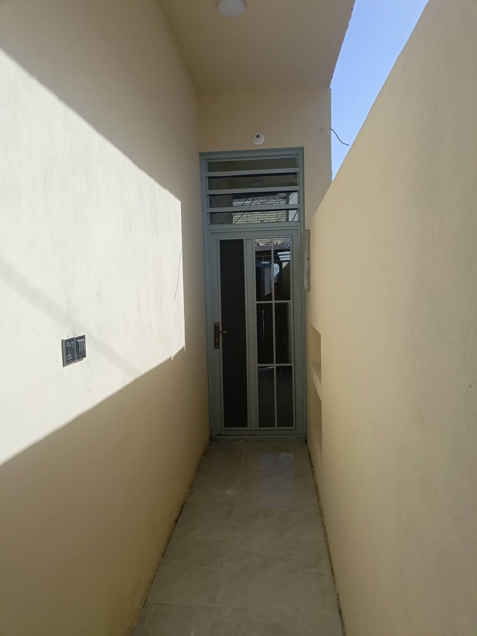 دار للبيع بالنداء شارع مجمع بيتي منطقة 55 قرب قصابيه الميالي مساحة البيت 100 متر  طابق ونص مفتوح على شارع 60 وعلى شارع 20 بيت كامل لوح هندي مرمر صطح مطبك شتايكر سعر 110 مع المجال رقم الهاتف واتساب ***********
