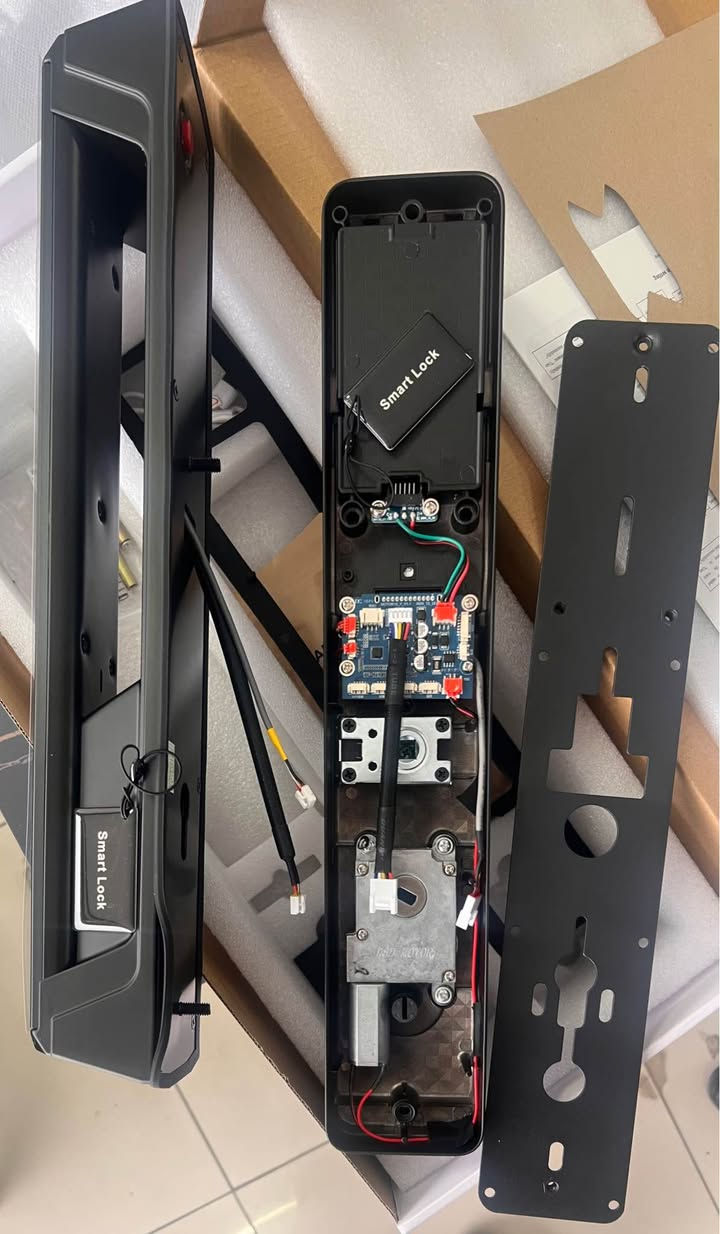 قوفڵی دەرگای زیرەک نوێترین و بەرزترین ئاستی تەکنەلۆژیای کردنەوەی دەرگای ماڵەکەت لەڕێگەی:
* پەنجەمۆر ( بصمة).
* ناسينەوەی دەموچاوو ( وێنە).
* کۆدی ژمارەیی.
* کارتی زیرەک.
* دەنگ.
* داخستن و کردنەوە لە دووری ماڵەکەت.
* تۆمارکردنی وێنەی ئەو کەسانەی دەیانەوێت بێنە ژوورەوە.
هەموو ئەم تایبەتمەندیانە بە کوالێتی زۆر بەرز لەم ئامێرەدا بەردەستە.
***********
*********** السليمانية, العراق
