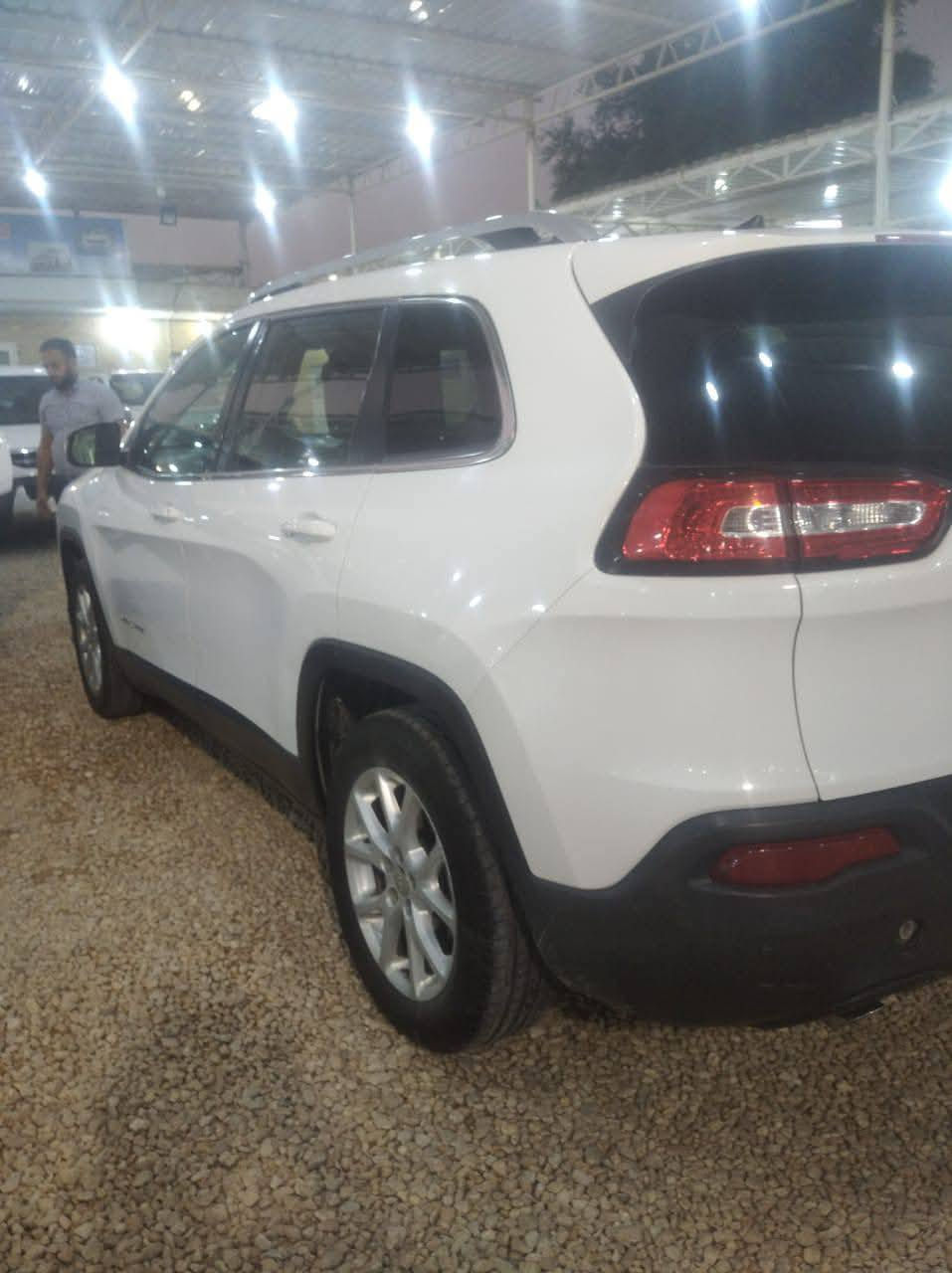 __________________________
♦️نوع السيارة:-جيب _شيروكي (بزون)
♦️الموديل:-2016
♦️اللوحة:-  رقم نجف  باسمي
مكينه 2400 
المواصفات 
1-شاشة كبيرة
2-كامرة خلفيه
3_كشنات مخمل
4-هند أبريك بصمة
5-كشافات زنون
6-لايت زنون
7-لد نهاري 
8-ويل كب بلادي
9-بصمة تشغيل
10-تحكم أستيرن 
11_حجم المحرك. 4 سلندر.                                             
12_داخل  اسود 
رقم الهاتف   ***********  بي واتساب 
مكاني النجف  السعر 125 $
