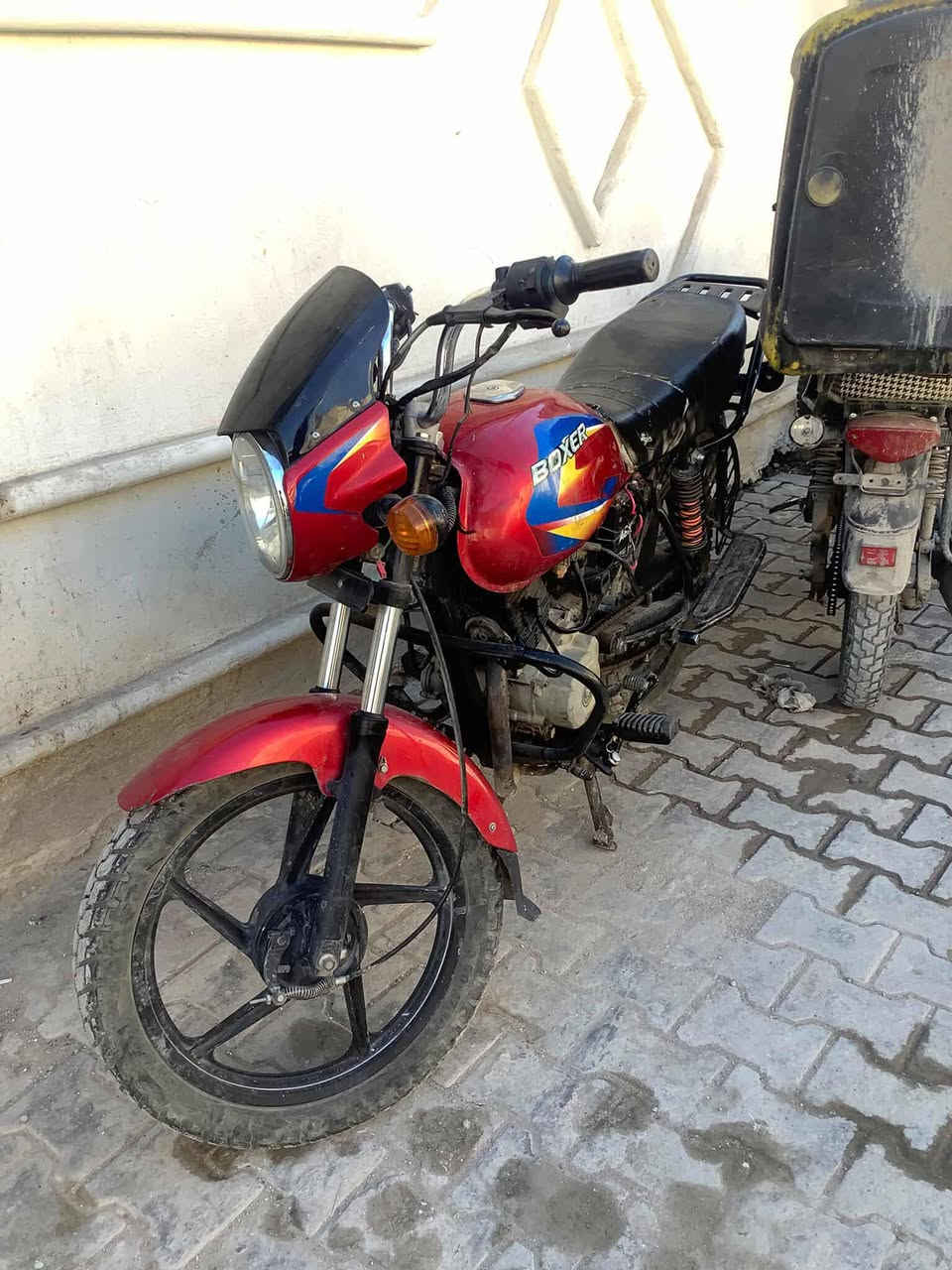 السلام عليكم بوكسر موديل 23 اوراق ضايعه تاخذها من باب البيت مجفته جديد وكاله وكلج جديد وتايرات جدد
نقوصات بسيطه رايدها ب 650 مجال حك الجيه 
مكاني بغداد ***********
