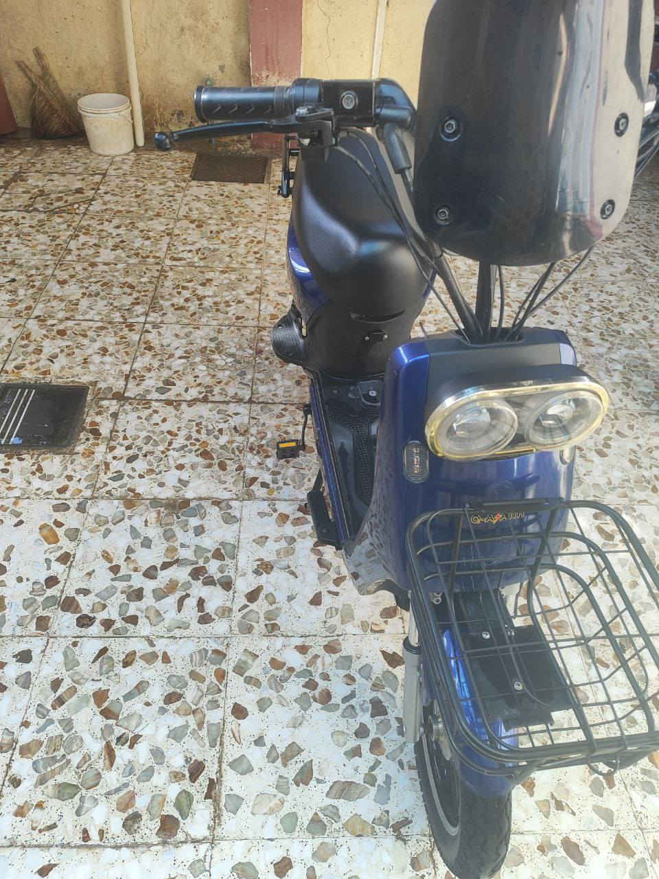 دراجه شحن للبيع نضيفه
كهربائيات كامله تحتوي ع جنطه داخليه وخارجيه
بصمتين وسويجين وكارتين تشغيل موجودات 
السعر 350وبيه مجال للطيبين 
المكان حله 
بطاريات 5 
للستفسار ***********
