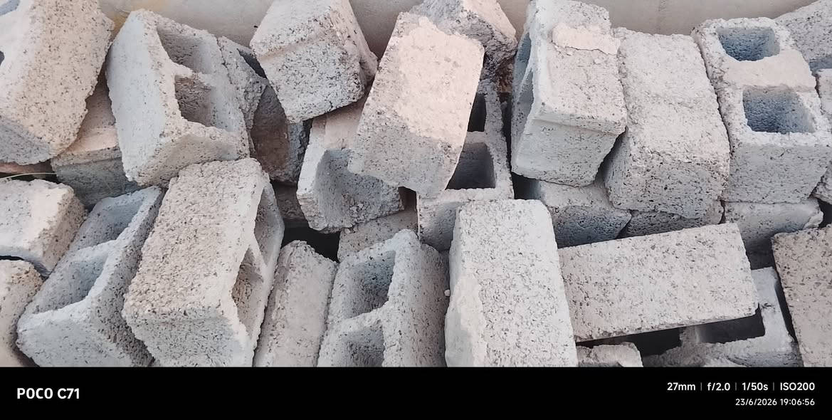 السلام عليكم للبيع بلوك مال سياج واكع بيهن تقريباً 350بلوكه بيهن نضيف قيم وخذ ***********
