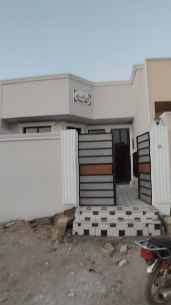 دار سكن للبيع ١٦٥م طابو زراعي كوت حي الحكيم قريب على الكورنيش قرب علاء غريب مرقم من قبل البلدية بناء حديث طابوق غرفتين وصاله ومطبخ وحمام واستقبال وصحيات خارجية السعر ٦٥ وبية مجال للإستفسار الاتصال على *********** أو مراجعة مكتب دلالية الروان @
