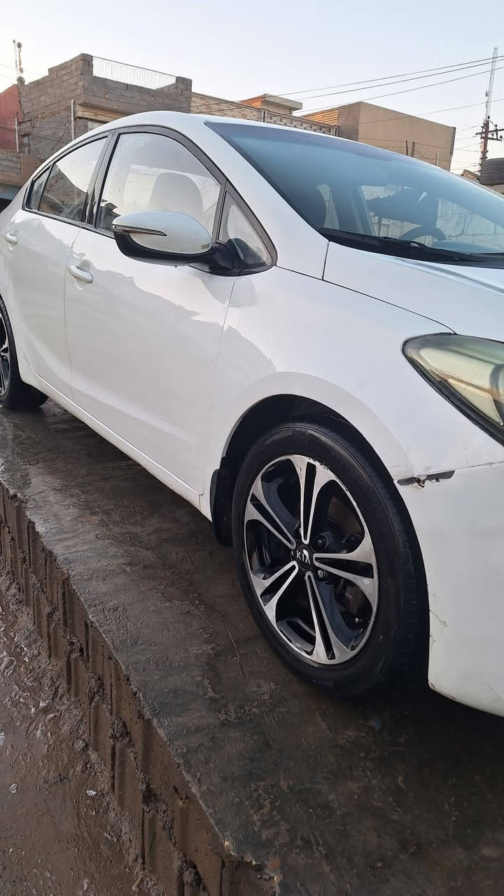 السلام عليكم
كيا سيراتو موديل ١٤ خليجي رقم اربيل الجديد وسنوية جديدة سيارة جاهزة من كلشي مكينه وكير مامفتوحات صدر جديد تبريد تدفئة اي نقص مابيها السيارة صبغ بيها شبر بالبنيد ولداير مال جاملغ فقط 
السعر ١١٠ 
للاستفسار ***********
