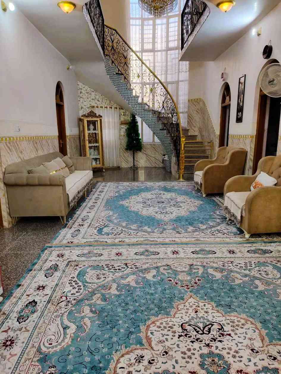 آللهم صل على محمد وآل محمد 
بيت للبيع المساحه 330متر طابو صرف طابقين الطابق الأول يحتوي على غرفتين واستقبال ومطبخ وصاله صحيات الطابق الثاني يحتوي على 3 غرف ومجمع صحيات البيت نظيف ومرتب العنوان كربلاء طويريج حي الجمعيه شارع الملاعب السعر خاص للإستفسار اكثر الأتصال على الأرقام الموجوده  ***********
