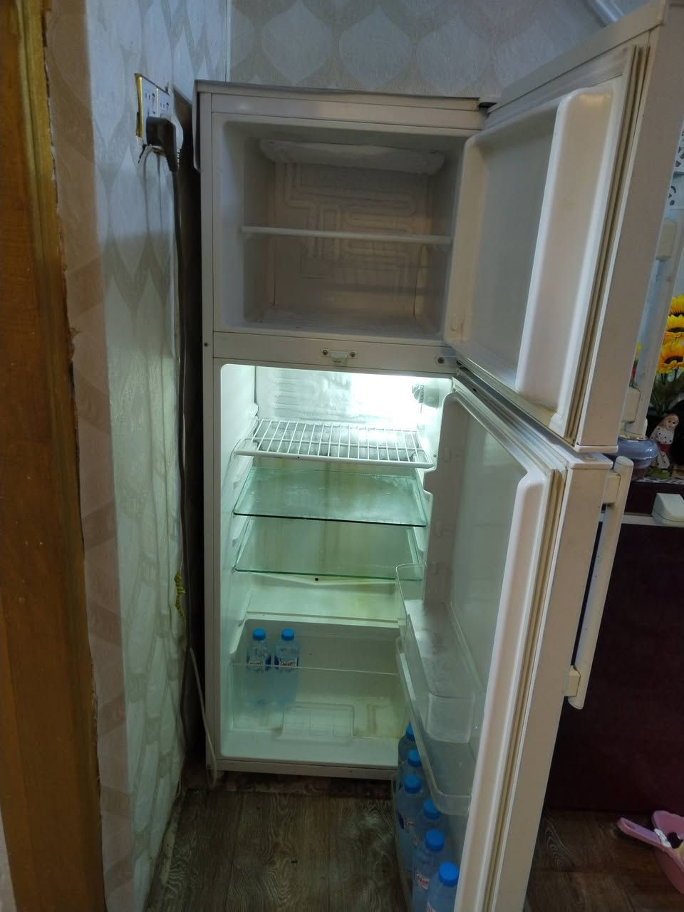 ثلاجة نظيفة للبيع.. القبله.. السعر ١٥٠ قفل بدون عمله رجاءاً..
***********
