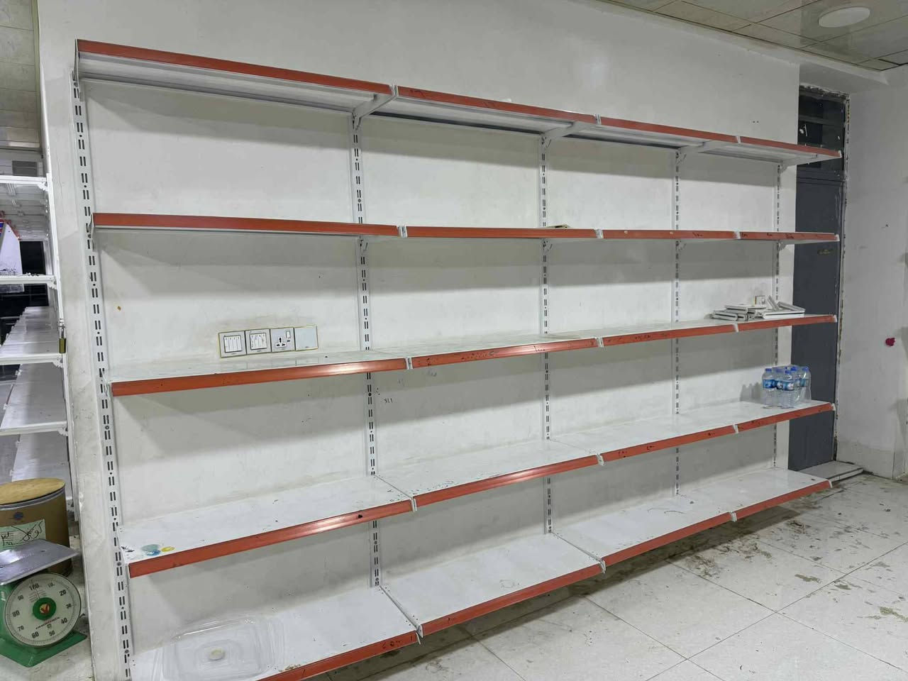 چەند مەتر ڕەفەی دیوار ی دووکان لەگەڵ دوو بەڕاد لەگەڵ شوێنی چەرەزات بۆفرۆشتن چەم چەماڵ 
***********
***********
