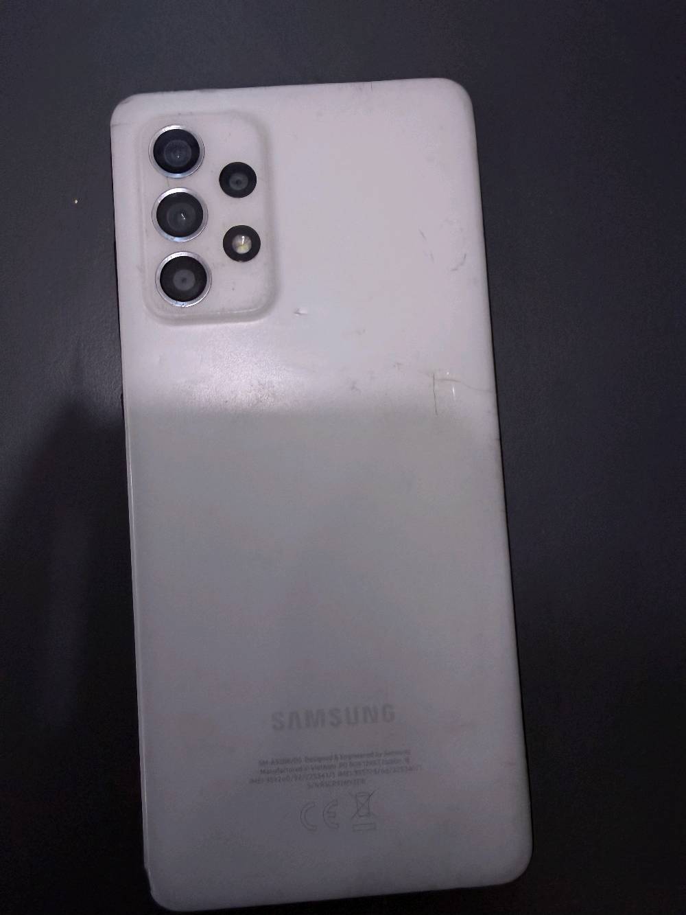 السلام عليكم، جهاز سامسونج جالاكسي A52s 5G للبيع المستعجل في النجف الأشرف. الجهاز شغال وطبيعي جداً وجاهز للاستخدام اليومي.
المواصفات التقنية للجهاز:
 المساحة التخزينية: 256 جيجابايت (مساحة كبيرة جداً لكافة الملفات والتطبيقات).
 الذاكرة العشوائية (الرام): 8 جيجابايت لأداء سريع وسلس في التنقل.
 المعالج: Snapdragon 778G 5G (معالج قوي ومعروف بأدائه الممتاز في الألعاب والاستخدام الثقيل).
 الشاشة: Super AMOLED بتردد 120Hz (ألوان ممتازة وسلاسة عالية جداً).
 الحماية والأمان: بصمة إصبع مدمجة تحت الشاشة (شغالة وسريعة) بالإضافة إلى ميزة التعرف على الوجه.
 الكاميرا: رباعية بدقة 64 ميجابكسل تصويرها واضح بدقة عالية.
 البطارية: 4500 مللي أمبير تدعم الشحن السريع بقدرة 25 واط.
حالة الجهاز بكل أمانة:
 الشاشة: بيها كسر خارجي (مثل ما موضح بالصور)، لكن الشاشة شغالة تماماً، اللمس (التاتش) طبيعي 100% وقابل للاستعمال بدون أي مشاكل.
 الظهر: مو كلش نظيف وبيه شوية تشققات بسيطة (ما تأثر على الأداء نهائياً، ومجرد تخليله كفر يرجع طبيعي).
 الجهاز بصفة عامة يشحن ويشتغل بصورة طبيعية جداً والبطارية والكاميرات بحالة جيدة.
السعر: 80 ألف دينار عراقي (وبي مجال للشراي المستعجل).
 الموقع: النجف.
 للتواصل والاتصال (أو واتساب): ***********