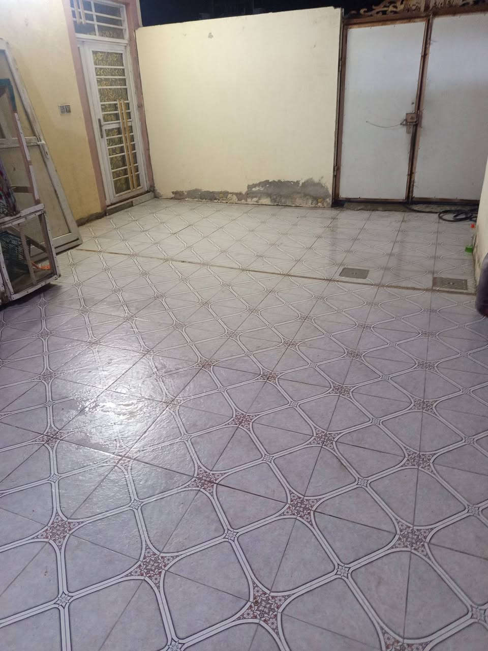 السلام عليكم دار حي المطاط طابو صرف عله شارع 20 مقابل الجامع الهيكل مباشر مساحه 200 تحتوي 3 غرف نوم مطبح صاله ستقبال + مساحه 50 متره ساحة البيت تصال ***********

