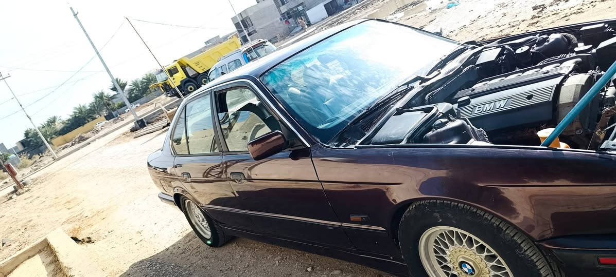 السلام عليكم ورحمه الله وبركاته
بي ام موديل ٩١ مسكر عدله رقم بغداد الجديد باسمي 
غرفه ٥٠٪ نضافه 
كير ومكينه خير من الله 
السياره بيها نوواقص باور ستيرن وغيرهن  
السعر ٥٥ وبيها مجال 
المكان ديالى
***********
