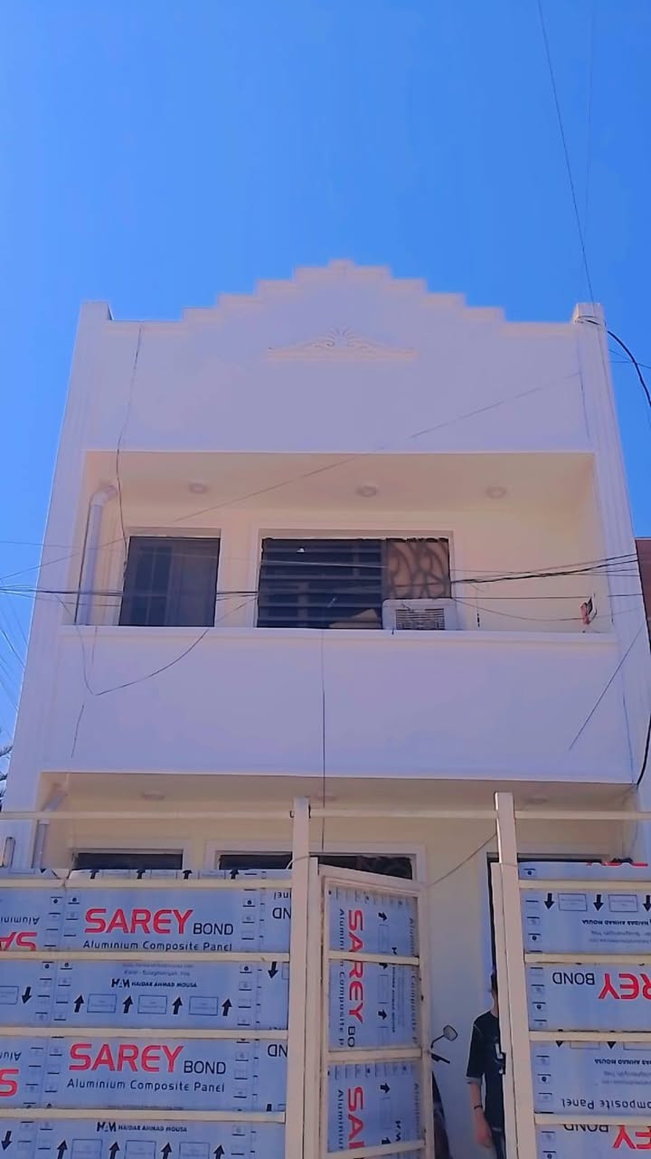 سلام عليكم دار للبيع مساحه 72متر طابو صرف مكانه شرطه الخامسه ركن شارع عريض 20متر طابقين ونص  بي اربع غرف نوم ومطبخ 2وحمامات  وصاله ويصير يتاجر الفوك وحد وجوه وحد  للاستفسار الاتصال برقم ***********
