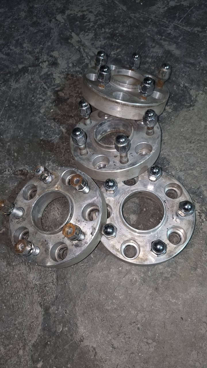 سلام عليكم 
تخم سبيسرات المنيوم امريكي 
مستخدم 
سعر التخم ١٠٠ 
مكاني بغداد الحسينية 
***********
