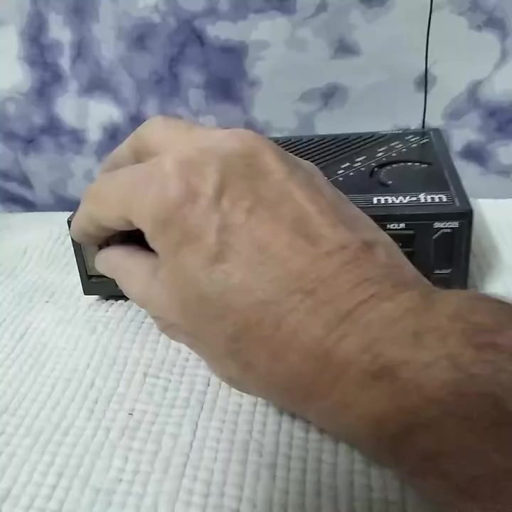 راديو منضدي ماركة bush
موجتين FM AM 
الجهاز شغال ع كهرباء 220
*********** واتس اب 
يوجد توصيل
