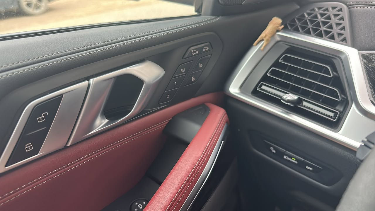 BMW X6 2025 M-Pro 14,000 km xdrive 40
Clean title 
بيع فقط
بي إم دبليو اكس ٦ موديل ٢٠٢٥ ماشي ١٤،٠٠٠ كيلو-متر 

السيارة كلين تايتل بدون ملاحظات 
لون إسمنتي داخل احمر
نايت باكدج كامل
رقم سليمانية جام اسود 
كشنات تسخين وتبريد ومساج 
حامل أكواب تسخين وتبريد 
أبواب شفط 
سقف رويز بردات خلفية 
رادار امامي تفاعلي 
قيادة ذاتية assist plus 
ناظور ليلي
وبعد مواصفات البي ام المعروفة 
صيانات كامل بالعروش ، مضاف اليها اللغة العربية والخرائط 

السعر ٨١،٠٠٠ $ وبيها مجال 
للتواصل ***********
