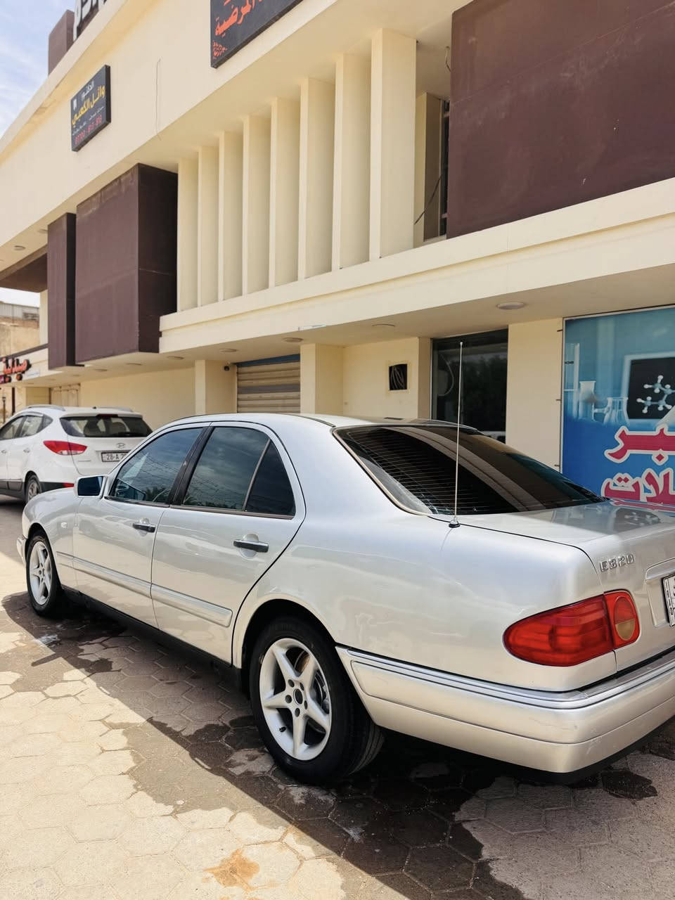 السلام عليكم 
مرسيدسE320 ام عيونV6
السعر 75 
موديل1996
السياره حلوه او جاهزه ربع متخسر عليه
كهربائيات كله شغاله
تبريد ثلج ❄️ 
حداديه جديده
كير مكينه شرط
غرفه بلاديه جديده
تخم تاير جديد 
باتري جديد
رقم بغداد بأسمي
عنوان /النجف الأشرف 
رقم الهاتف/***********
