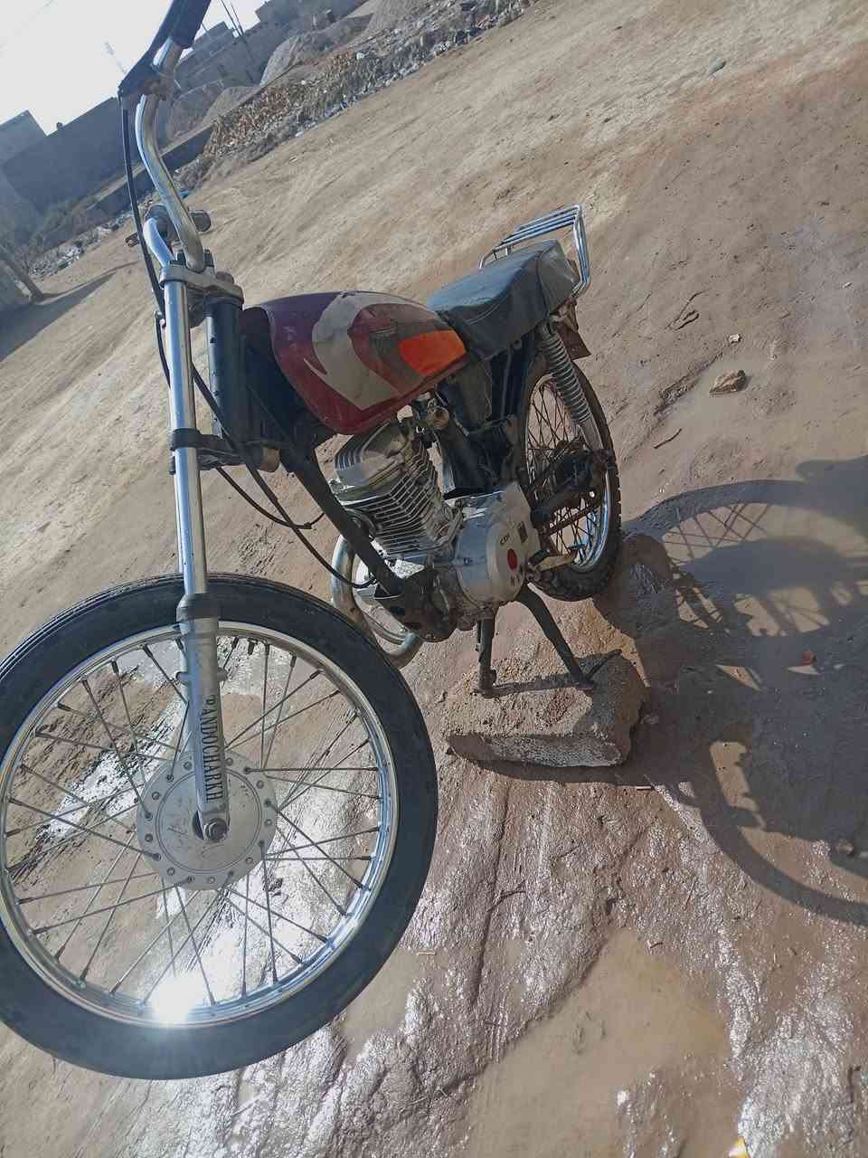 سلام عليكم دراجه كلك للبيع شغاله  سعرهه 200وبيه مجال قليل مكاني كوت قضاء الموفقيه ***********
