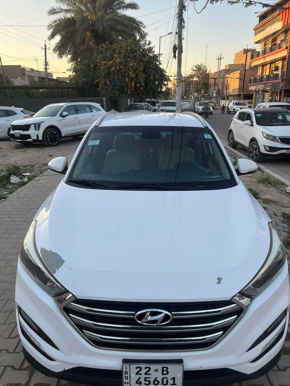 السلام عليكم
توكسان 2017خليجية مكفولة بيهة فقط تكشير بالبنيد واظح بالصورة 
ماشية٩٩الف رقم اربيل بأسمنة 
هزة وسنوية جدد
كشنات جلد وستيرن خياط وتحكم ستيرن جهتين 
ثلاث انظمة قيادة
خمسة ويل كب
تخم تاير جديد 
مكينة ٢٠٠٠ دوش 
جديدة جاهزة لاخر حباية
عارضهة ١٧٣ وبيهة شي بسيط
مكان السيارة بغداد مقابل مرور الطوبجي
***********
