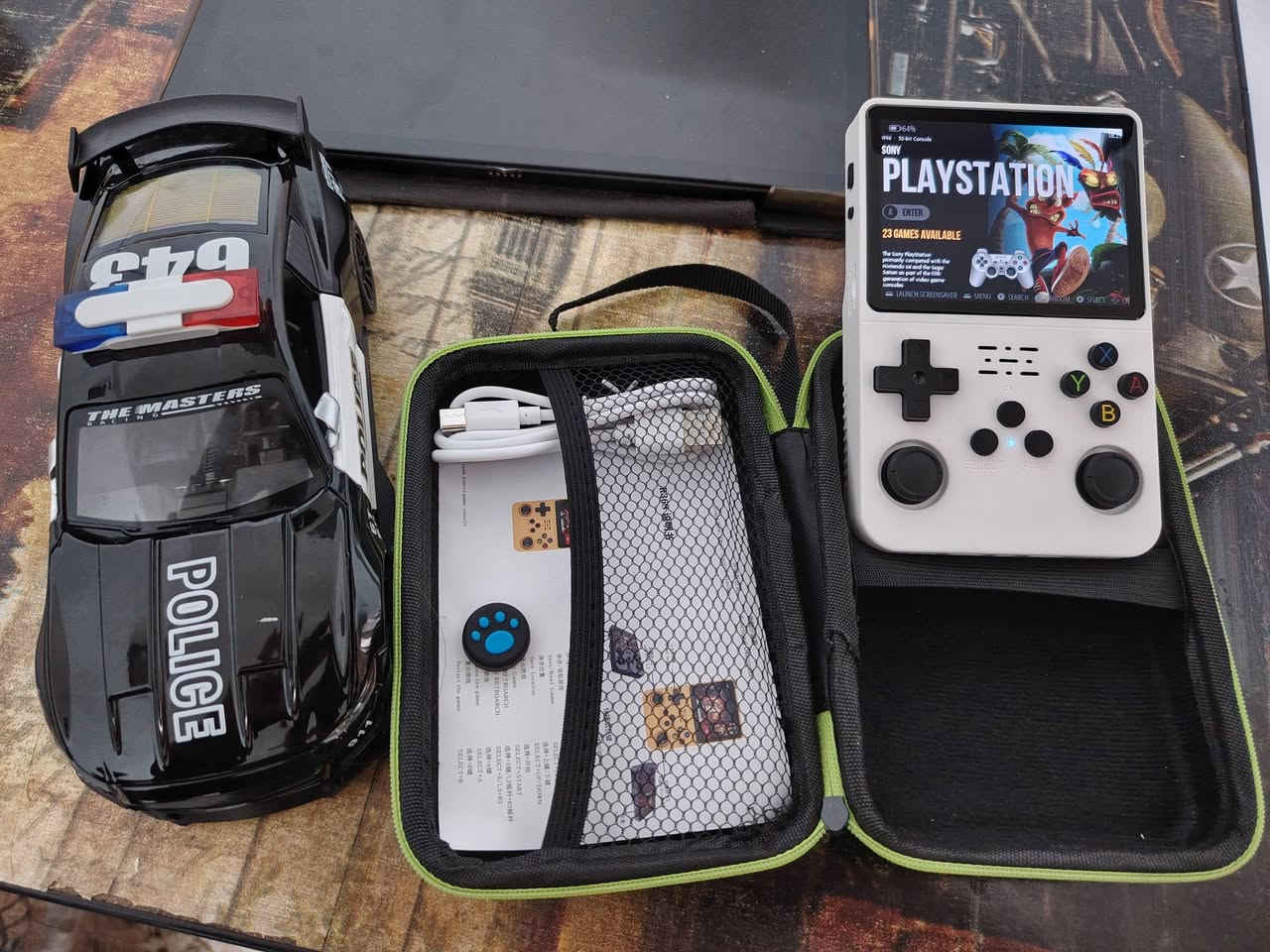 السلام عليكم
جهاز العاب لون ابيض
 محاكيات يحتوي على ١٥ الف لعبة
يجي بجنطة مثل مامعروض كدامكم
السعر ٣٠ بدون توصيل
العنوان شهداء البياع 
اتصال او واتساب ***********
