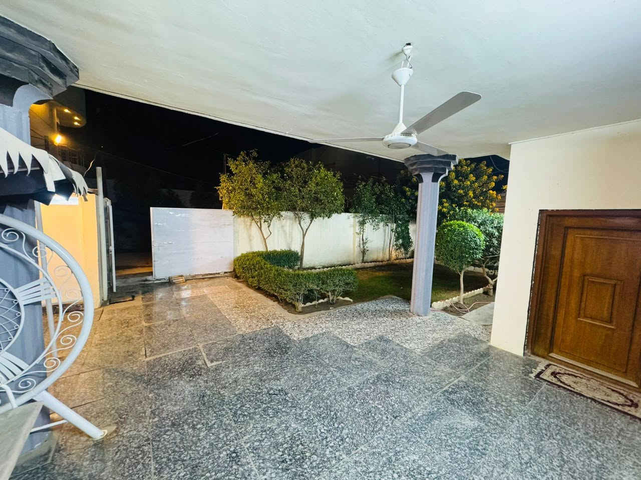 بيت للبيع بالمسيب بحي المعلمين جهة المشتل 
المساحة: 310 متر مربع
السند زراعي ٢٥ تحويل مباشر 

عدد الطوابق: طابقين
واجهة البيت: 13.5 متر
النزال: 23 متر
سنة البناء: 2003

نوع البناء: طابوق
السقف: كونكريت
الأساس: شريطي متر × متر
الخدمات ماء و كهرباء بضفيرة خاصة
وشارع مبلط بعرض 8 أمتار حتى باب البيت
الموقع منطقة هادئة ومرغوبة في حي المعلمين 

الطابق الأرضي استقبال 6 × 4
مطبخ 5 × 4 سيراميك إسباني
صالة كبيرة مفتوحة
غرفتين نوم 5 × 4
مجمع صحي داخلي معزول 
صحيات خارجية
كراج سيارة كبير أرضية كرانيت
حديقة كبيرة
مخزن
مناور جانبية للمنزل
الطابق الثاني غرفة نوم 5 × 4
سطح أول كبير
المشتمل معزول بالكامل
درج خارجي معزول
غرفة نوم 5 × 4
صالة 6.5 × 3.5
مطبخ 2 × 3
مجمع صحي مع منور
مساحة واسعة في السطح الأول
سنة بناء المشتمل 2016
السعر ٢٥٥ مليون قابل للتفاوض 

عنوان المكتب: المسيب الشارع العام _ فلكة الحي الصناعي مجاور ابو مروة للسيراميك 

عقيل الشمري 
***********

#realeastate #عقيل_الشمري #مكتب_قضاء_المسيب_للعقار 
#حي_المعلمين #بيت_للبيع

