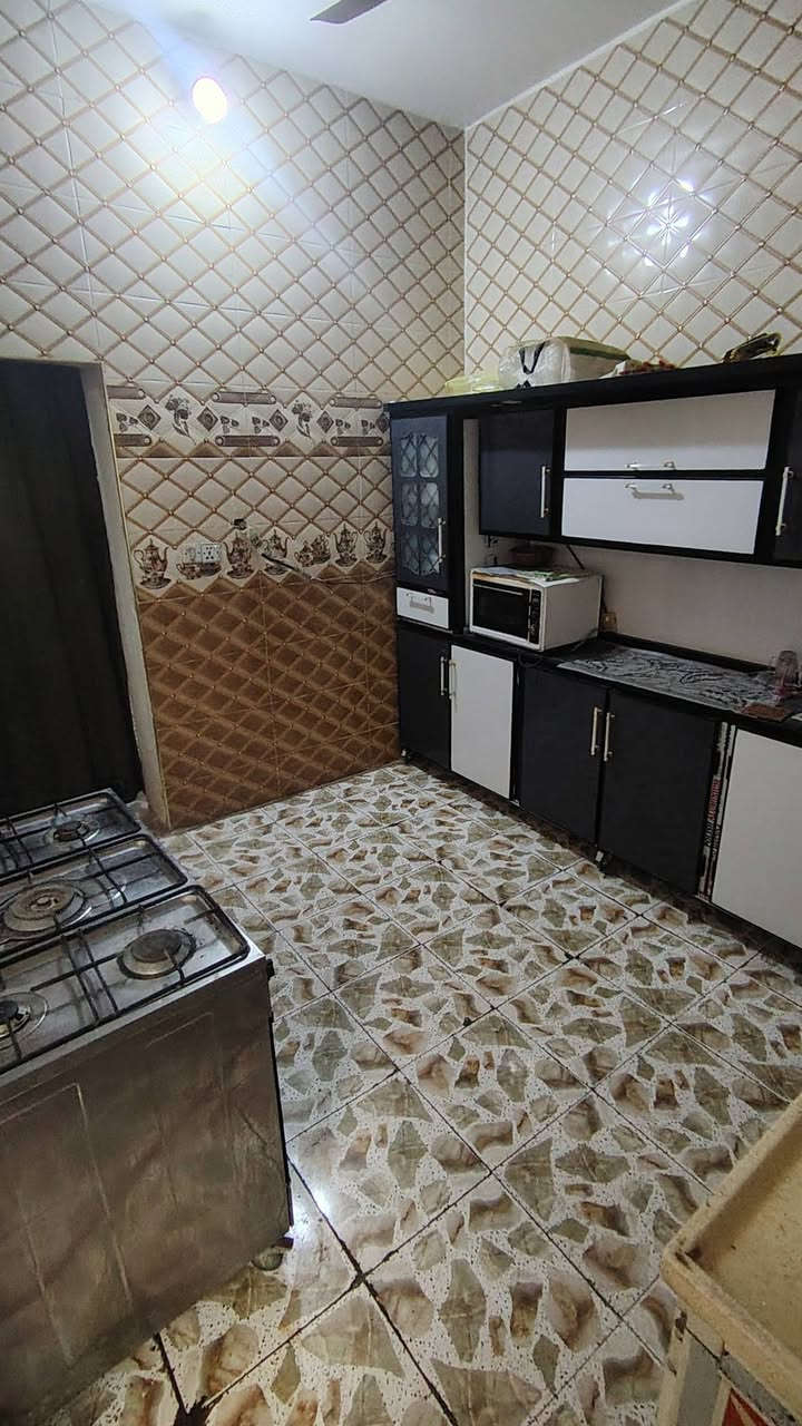 بيت للبيع .في حي الزهراء . للاستفسار ***********
بيت مساحة 100 متر ركن طابقين واجهه 10في10
خدمات كاملة منطقة تبليط بالكامل. يقرب 50 متر عن المدارس
الطابق الاول يتكون من 
استقبال 4.75 في 3.5 
طارمة 4.75 في 2.5
المطبخ 3.75 في 3
الصالة 5 في 2.5
غرفه نوم 4.5 في 3.5
منور 1.5 مربع
حمام 1.5 مربع
الطابق الثاني 🧧
غرف نوم عدد 3 
الاولى 4.75 في 3.5
الثانيه 4.5 في 3.5
الثالثه  4.75 في 3
حمام 1.5 مربع
صالة.سطح
للاستفسار على هذا الرقم ***********
غير متواجد على الفيسبوك
