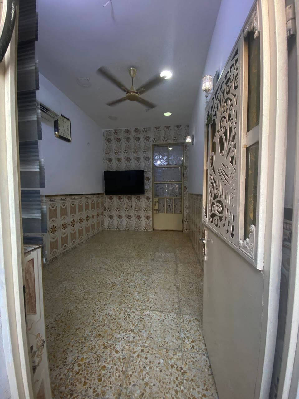 السلام عليكم..
نصف قطعة للبيع (شرك)
 قطاع 21 - 
 من جهة مدرسة حيدر يسر
 طابق ونص 
 ترميم جديد 
 نص صب ونص أعكادة 
غرفة بالطابق العلوي 
 للاستفسار: ***********
