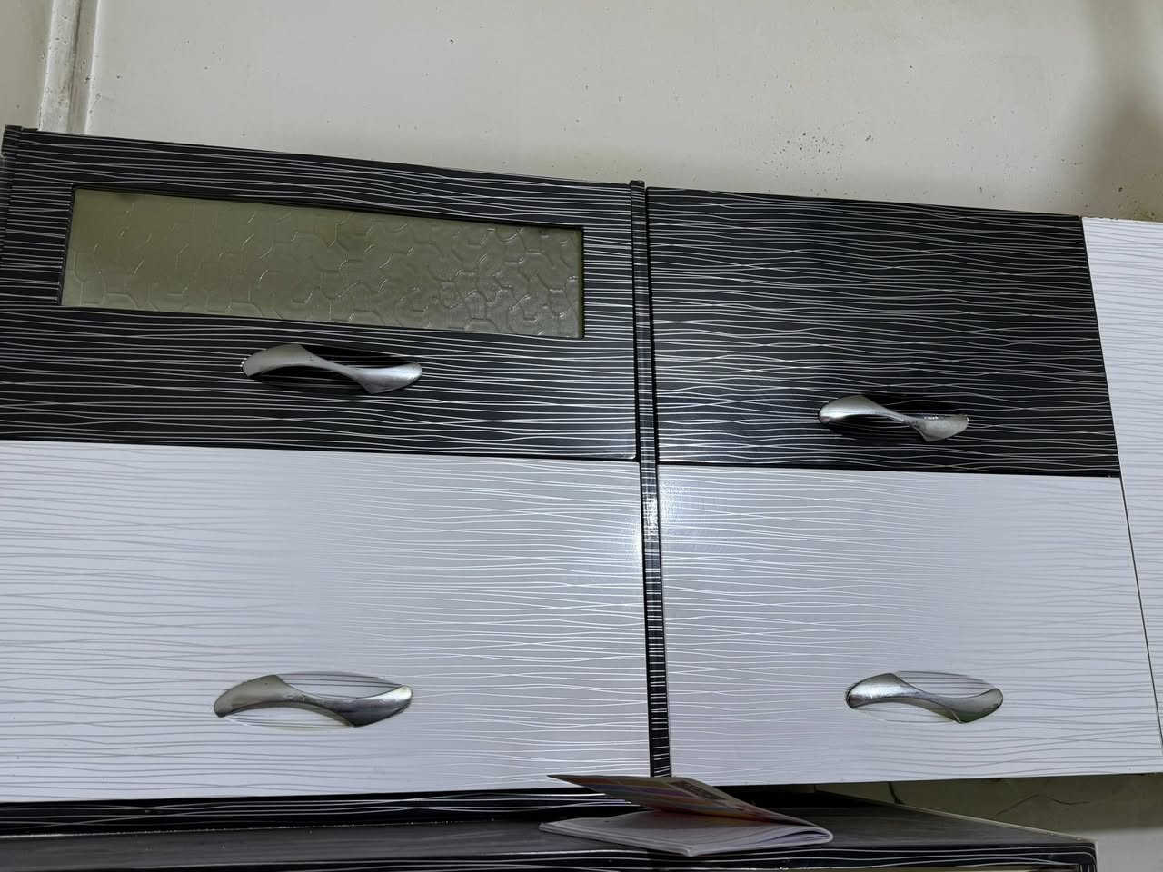 كاونتر تركي مع طباخ للبيع
كاونتر كدامكم ناقصة بس باب زاوية وباب للسنك الكاونتر نضيف كاونتر خشب اصلي وما بي شي وكلشي بي شغال مكاني زيونة 
السعر 100 الف وبي مجال رقم : ***********
