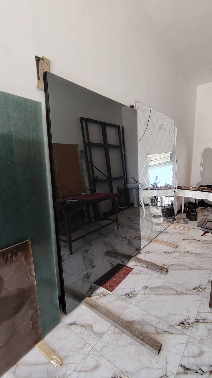 على بركة الله تم افتتاح محل كافة انواع الزجاج والمرايا والالمنيوم اسعارنا مناسبة جدا العنوان الدورة حي دجلة شارع الضغط جهة الخروج للاستفسار الاتصال على الرقم *********** واتس اب او ***********
