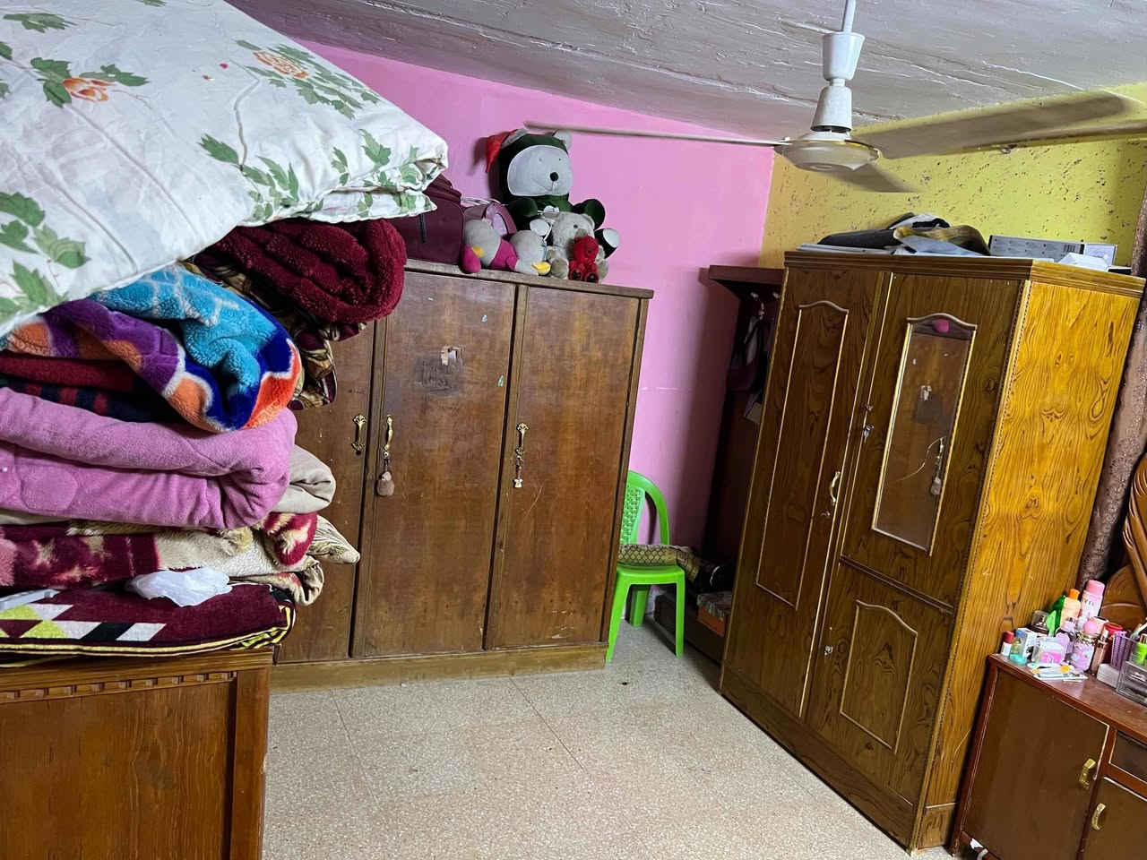 سلام عليكم بيت للبيع طابو صرف المساحه ٢٠٠ غرفتين نوم ستقبال صاله مطبخ العنوان حي العسكري شارع ستين حي الصدر الثالث السعر ١١٠ رقم الهاتف ***********
