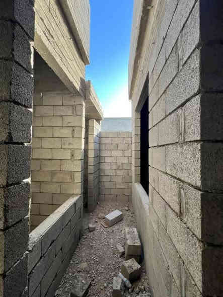 هيكل للبيع في حي القوسيات قرب المدرسة الصينية مساحة 100متر واجهه 5والعمق 20 سند ابيض 25 حق التصرف وصل بلدية بي سي بادلو حديد خدمات كامله ماء وكهرباء السعر 23وبي مجال بصيط رقم الهاتف وبي وتساب ***********
