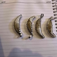 انياب ذئب مغلف صياغه فضه وتصوير موثق موجود للبيع سعر الناب ١٥٠ الف دين...