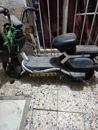 عندي دراجه شحن عطلهه بطاريات فقط 2 عطلة السعر 150 المكان البياع الشرطه...