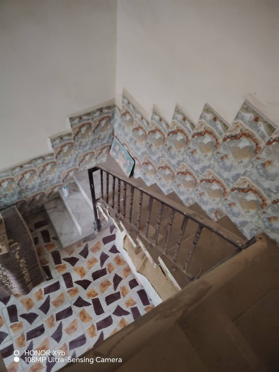 في كربلاء ..يصلح حسينيه لكونه خلف التجاري مباشر بيت🏠 ٥٠م طابقين يتكون من :
طابق الأول /صاله ومطبخ وصحيات داخليه وخارجيه مع طارمه
الطابق الثاني /غرفتين نوم وسطح ..طابو زراعي سند ٢٥ إقرار محكمه من المالك مباشرة .
موقع ممتاز / بدايه المنطقه خلف شارع التجاري مباشرتآ..يبعد ٦٠متر عن شارع تجاري وخط باب الحسين كوسترات ..
حي الأمين شارع الحر خلف مجمع همسه للإلكترونيات مباشرتآ ..سعر٥٥مليون  للاستفسار مكتب الأوس للعقار ابو سجاد*********** ابو وائل ***********
