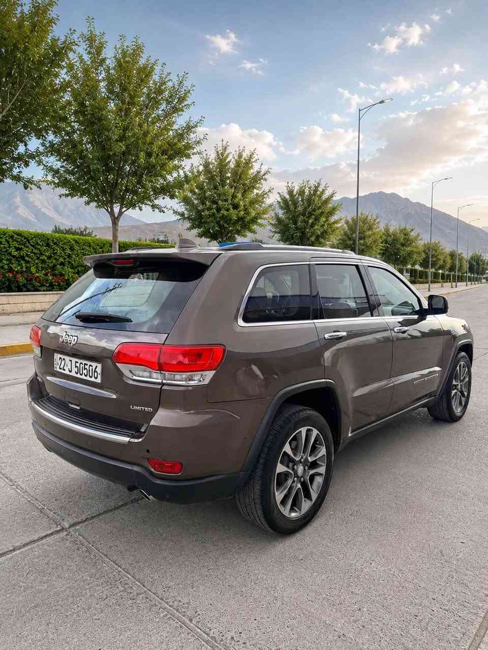جيب گراند شيروكي 2018 (خليجي وكالة هارلم)
فول مواصفات 4x4 Limited Plus 

دفع رباعي ، بانوراما ، 3 شاشات ، كشنات تبريد و تدفئة ، حساسات امامي و خلفي ، شاشة كار بلي

كفالة عامة بدون حادث بدون صبغ بدون تبديل
حتى الدعاميات بشرط ماشية قليل 57 فقط
سيارة جديدة كلش و متصرف دينار عليهة

كلشي بيهه بشرط كير ومحرك وكهربائيات وصدر بدون نقص برغي

رقم وسنوية وهزة جديدة بأسمي 
مكاني اربيل 
السعر ( 258 ورقة ) وبيهه مجال للشراي

***********
*********** أربيل, العراق

