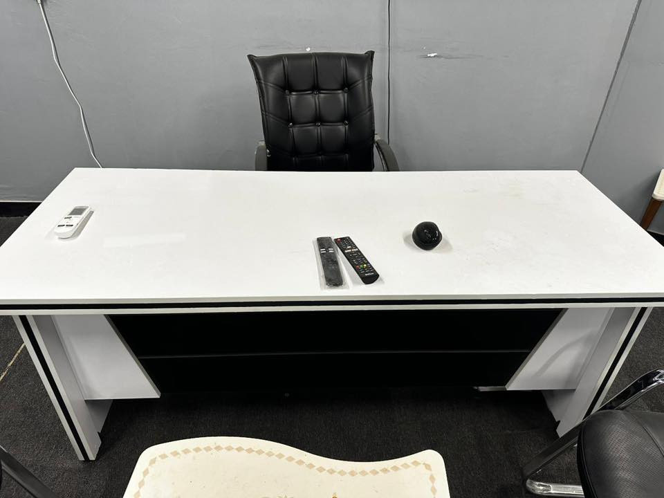 ميز مكتبي عدد 2 قياس 140
ميز مكتبي عدد 1 قياس 180
استخدام قليل جداً
سعر مناسب
***********
