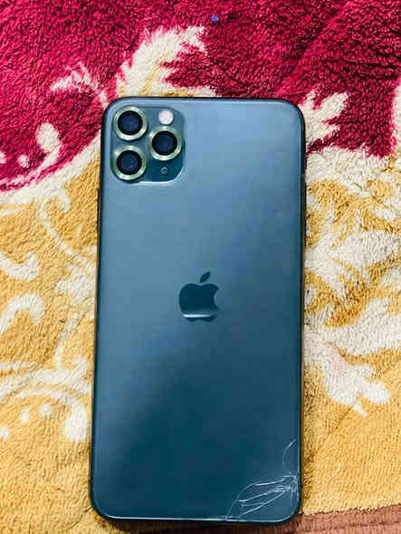 آيفون ١١برو ماكس للبيع مبدل بيه شاشه بس الاصليه شرط مال الشركة وبيه كسر خفيف بل الضهر مالته مثل مابين كدامكم بطاريته ٧٨ السعر ٢٥٠ وبيه مجال بسيط /***********)
