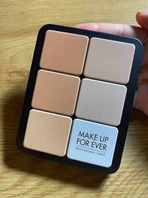 ابراز الملامح وتغيير معاني الوجه مع كونتور باليت ميكب فور ايفر ♥️
MAKE UP FOR EVER 
باليت معدني Ultra HD Foundation من Make Up For Ever 
باليت المعدني فاونديشن للتصحيح والهايلايت والكونتور باليت كونتور ميكاب فوريفر 
‏Makeup Forever ♥️
كوالتي عالي جدا 
صححي بشرتك وأخفي البقع والتصبغات عليها وأضيئي وانحتي ملامحك باستخدام باليت 
 بما في ذلك اللون الأبيض لتعزيز تخصيص اللون 
ابتكرت علامة ميك اب فور ايفر درجتين من اللون البيج الطبيعي لتناسبان جميع ألوان البشرة، بدءًا من الدرجات الفاتحة جدًا إلى الداكنة. أحد هذه الدرجات دافئ لمنح نتيجة طبيعية والآخر هادئ لمنح إطلالة أكثر كثافة.
اختاري أحد درجتي اللون البيج التي تتناسب مع لون بشرتك للحصول على تأثير طبيعي، أو أطلقي العنان لإبداعاتك واختاري من الدرجات العشر الأخرى.
فلن تخطئي باختيارك بتاتًا!
تركيبه كريميه سهلة المد والدمج ب١٢ تدرج لوني 
مناسب لجميع تدرجات البشره
كوالتي عالي جدا ♥️
السعر 6 الاف. 
🚘 يوجد خدمة توصيل لجميع محافظات العراق ٤ الاف 🚘


**إذا كنت صاحب هذا الإعلان وتريد حذفه لأي سبب، رجاءا أرسل رسالة إلى الدعم الفني**