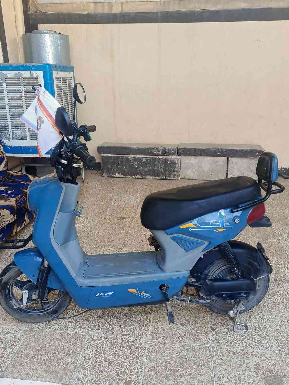 السلام عليكم دراجه شحن للبيع من شركة كوريا MR الدراجه نضيفه وكشن اسفنجي وصندوق مساحه كبيره الدراجه تجي اربع سرع واربع بطاريات
 اشاير يمين و يسار لايت شغال
 لايت خلفي شغال الدراجه كلشي
 بيه شغال مابيها اي عطل
 دراجه حلوه ونضيفه
 بسعر 250الف بيع مستعجل تواصل ***********
