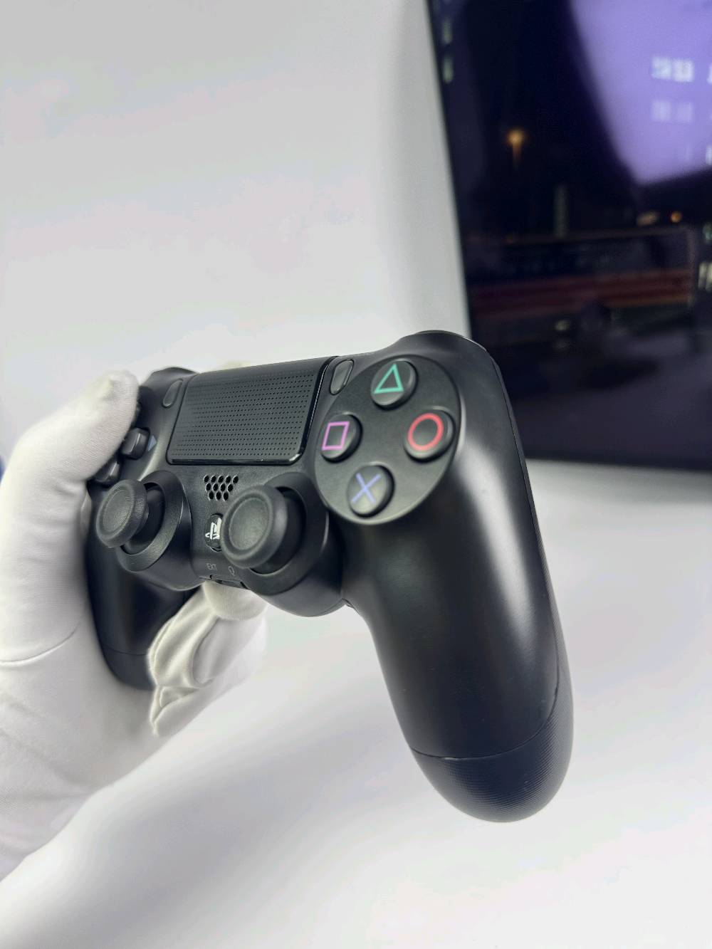 يد تحكم لاسلكية PS4 DualShock 4

مع ضمان لمدة سنة

استمتع بتجربة لعب مريحة ودقيقة مع يد تحكم DualShock 4 المتوافقة مع جهاز PlayStation 4. تتميز بتصميم مريح، أزرار استجابة سريعة، وعصاتي تحكم تناظريتين تمنحان تحكماً سلساً أثناء اللعب.

المميزات:

اتصال لاسلكي عبر البلوتوث.
لوحة لمس (Touch Pad) مدمجة.
أزرار SHARE و OPTIONS.
مكبر صوت مدمج.
بطارية قابلة لإعادة الشحن.
منفذ Micro USB للشحن.
تصميم مريح للاستخدام لفترات طويلة.
متوافقة مع أجهزة PS4 وبعض أجهزة الكمبيوتر.

محتويات العلبة:

يد تحكم لاسلكية DualShock 4.
كيبل شحن USB.
علبة المنتج.