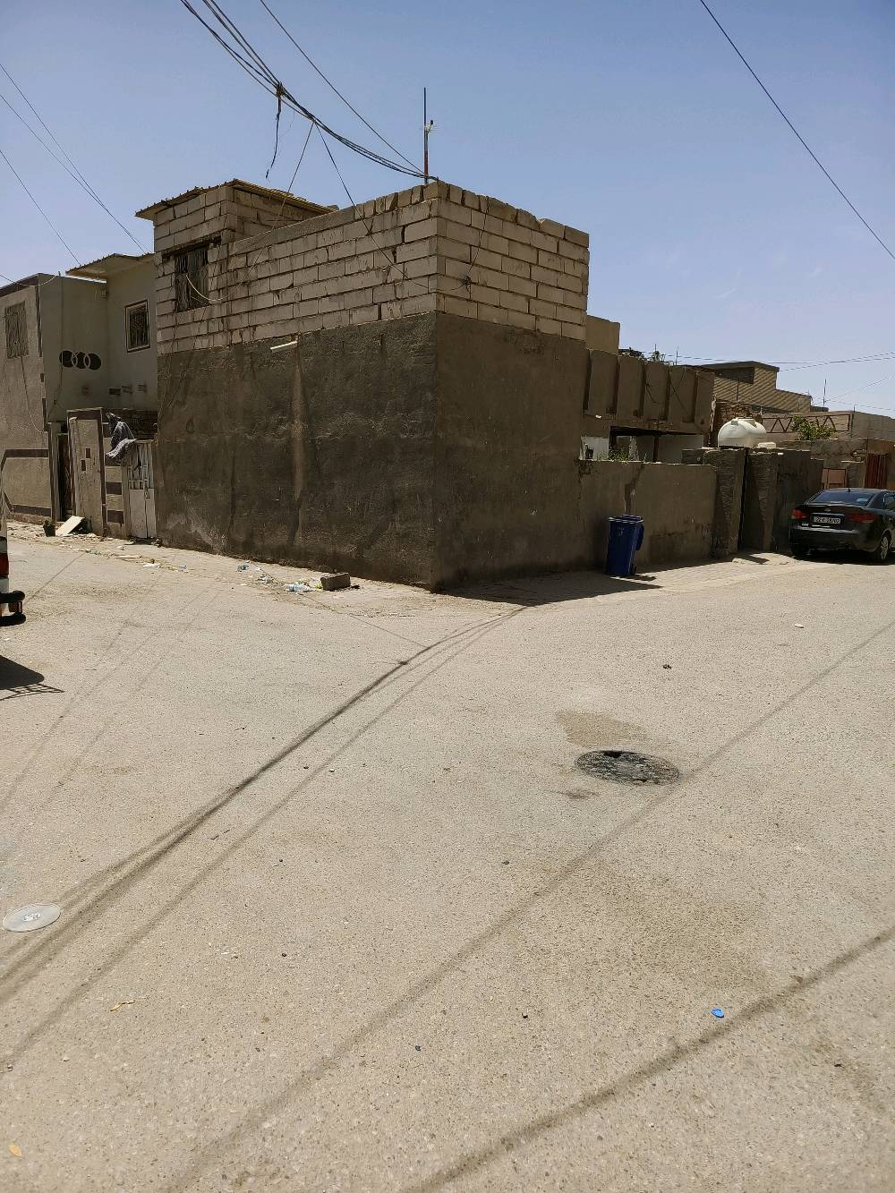 عقار سكني في كربلاء المقدسة حي العامل المنطقه الاخيره  يبعد عن مول الباقر 500م
الدار ركن المساحه 341 واجه 16ونص ونزال 21م 
يحتوي على 2مشتملات جانبيه 50م كما يحتوي على بوابه دخول سيارات وباب صغيره وحديقه +2غرف نوم واستقبال وهول وصاله كبيره ومطبخ حار وبارد حمامات دخلي وخارجي 
العقار ((طابو صرف)) بأسمي مباشر نوع البناء قديم يباع قطعه ارض 
السعر 230مليون 
للتواصل ***********