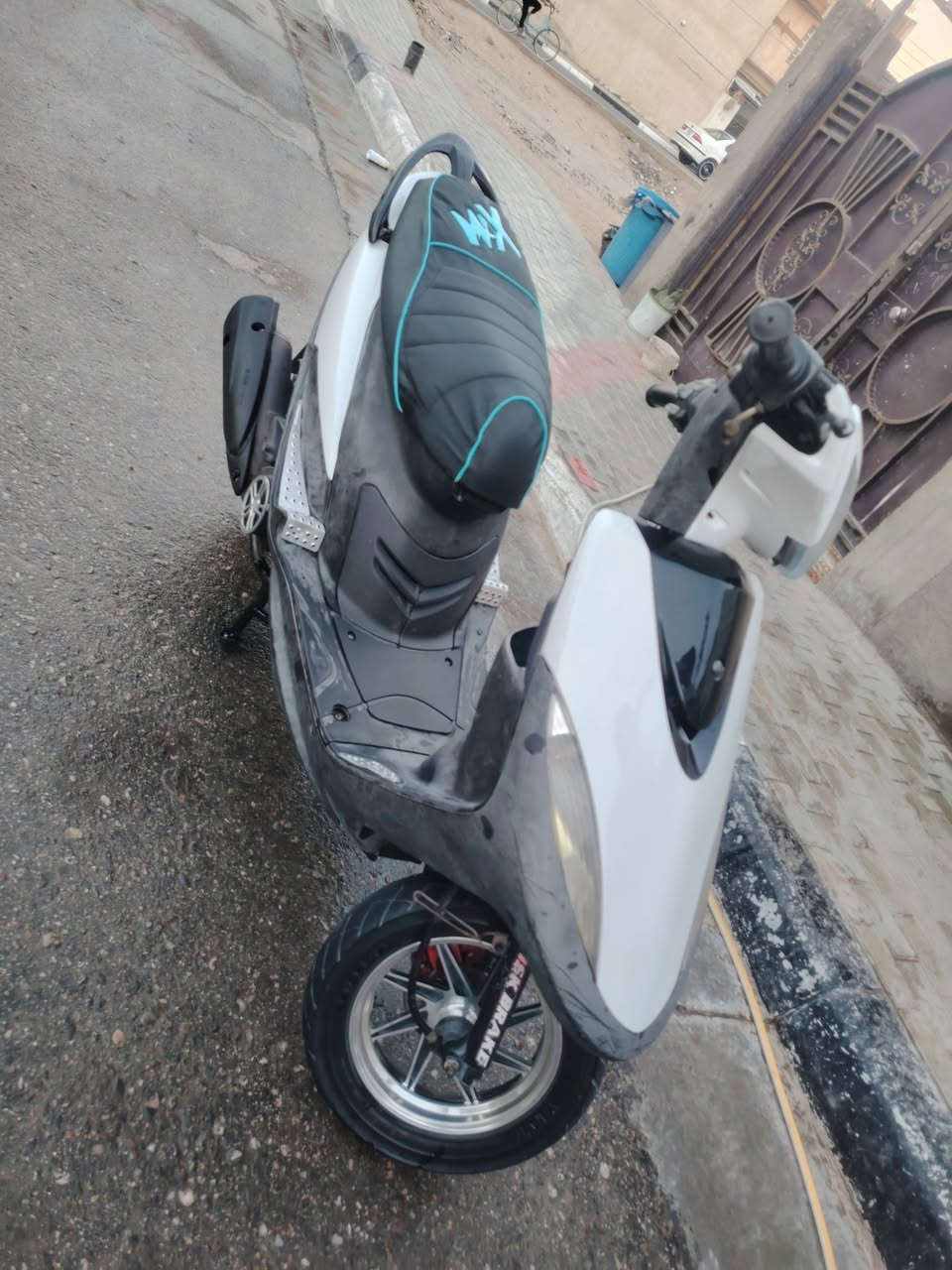 سلام عليكم دراجه ماكس عدله مفتوحه مره وحده كهربيات شخاله بس عوزه بتري ظعيف السعر 400 وبيه مرحبا بصيط $***********
