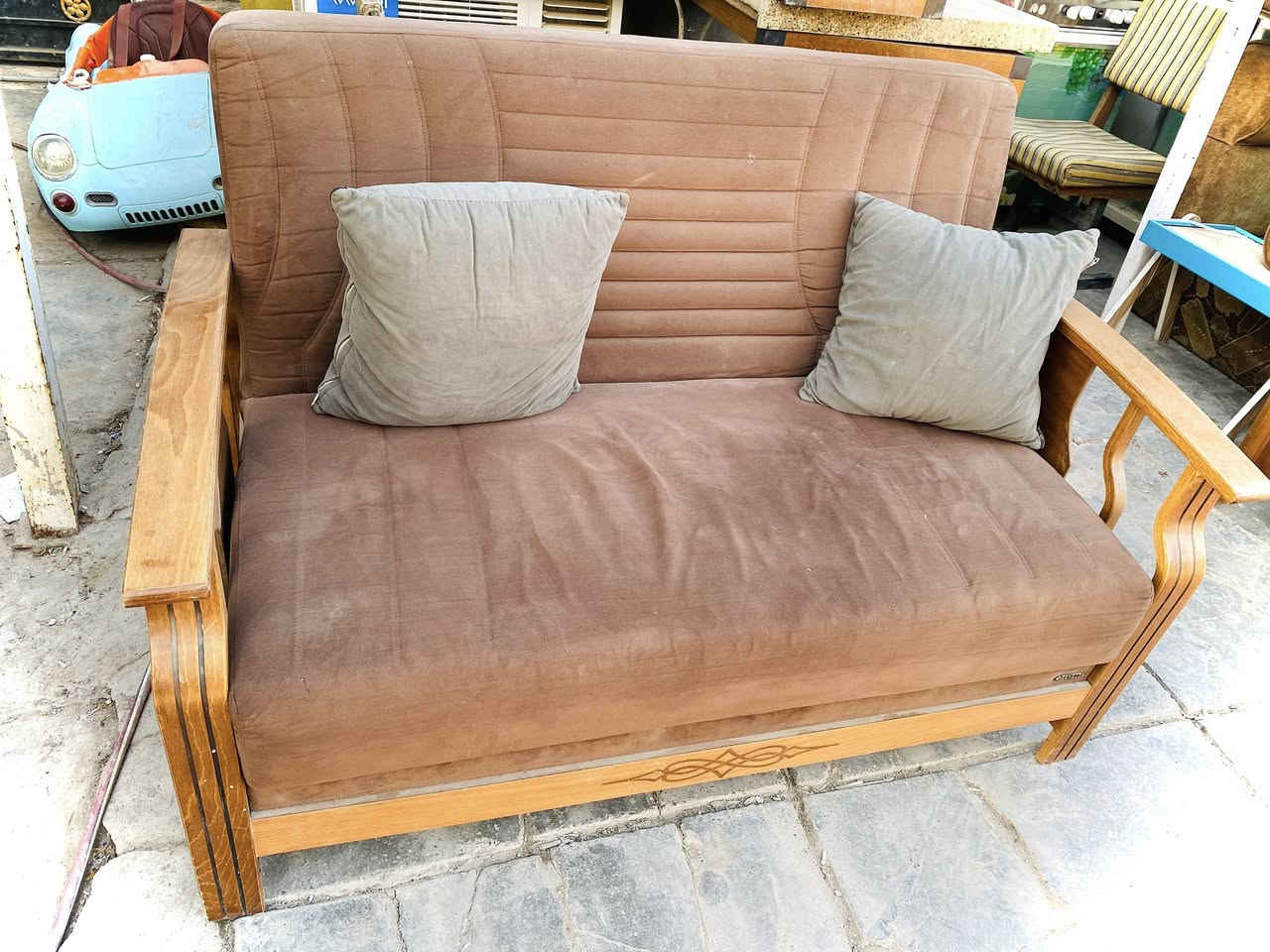 السلام عليكم 
تخم تركي سبع مقاعد نضيف كلش ينقلب يصير سرير خشب قوي السعر 400 وبي مجال العنوان (شارع فلسطين)
***********
