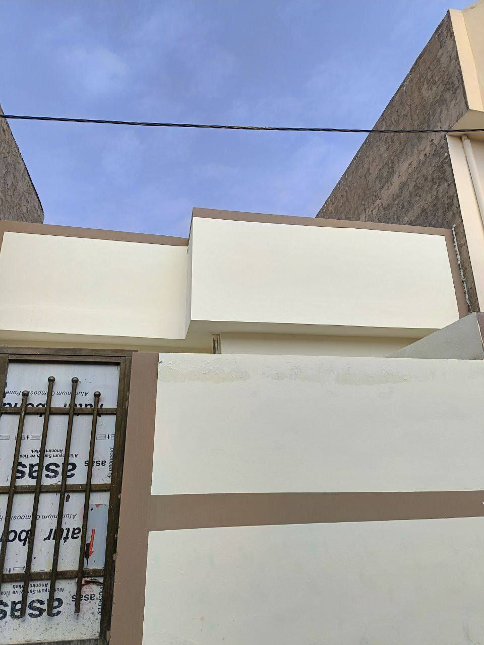 السلام عليكم
دار 137متر للبيع الاساس صب بناء طابوق نهروان السقف صب 
يحتوي على غرفتين وصاله ومطبخ واستقبال وحمام داخلي وخارجي
العنوان: النجف الاشرف /شارع علكم الشبلي من جه شارع المطار القديم ثاني بيت عن الشارع
السعر (55)مليون وبي مجال
للاستفسار ***********
***********
