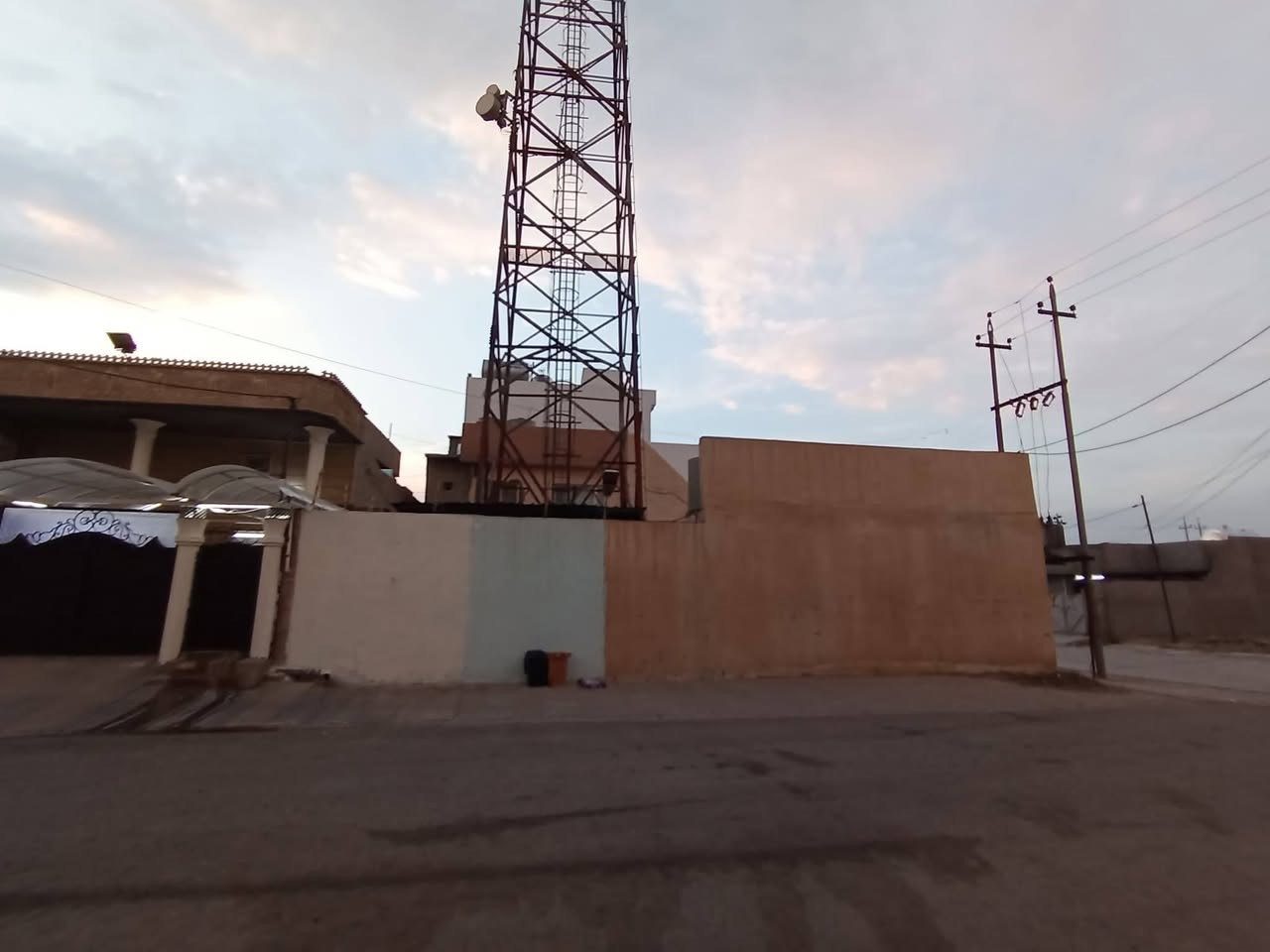 قطعة أرض طابو ركن مع برج اسياسل للبيع
الوارد السنوي / ٣٢٥٠٠٠٠ دينار
العنوان / كركوك حي النصر الثانية قرب مستشفى الولادة والأطفال 
المساحة / ١٥٠ متر ركن
الواجهة / ١٠ أمتار في ١٥ متر
للاتصال / ***********
