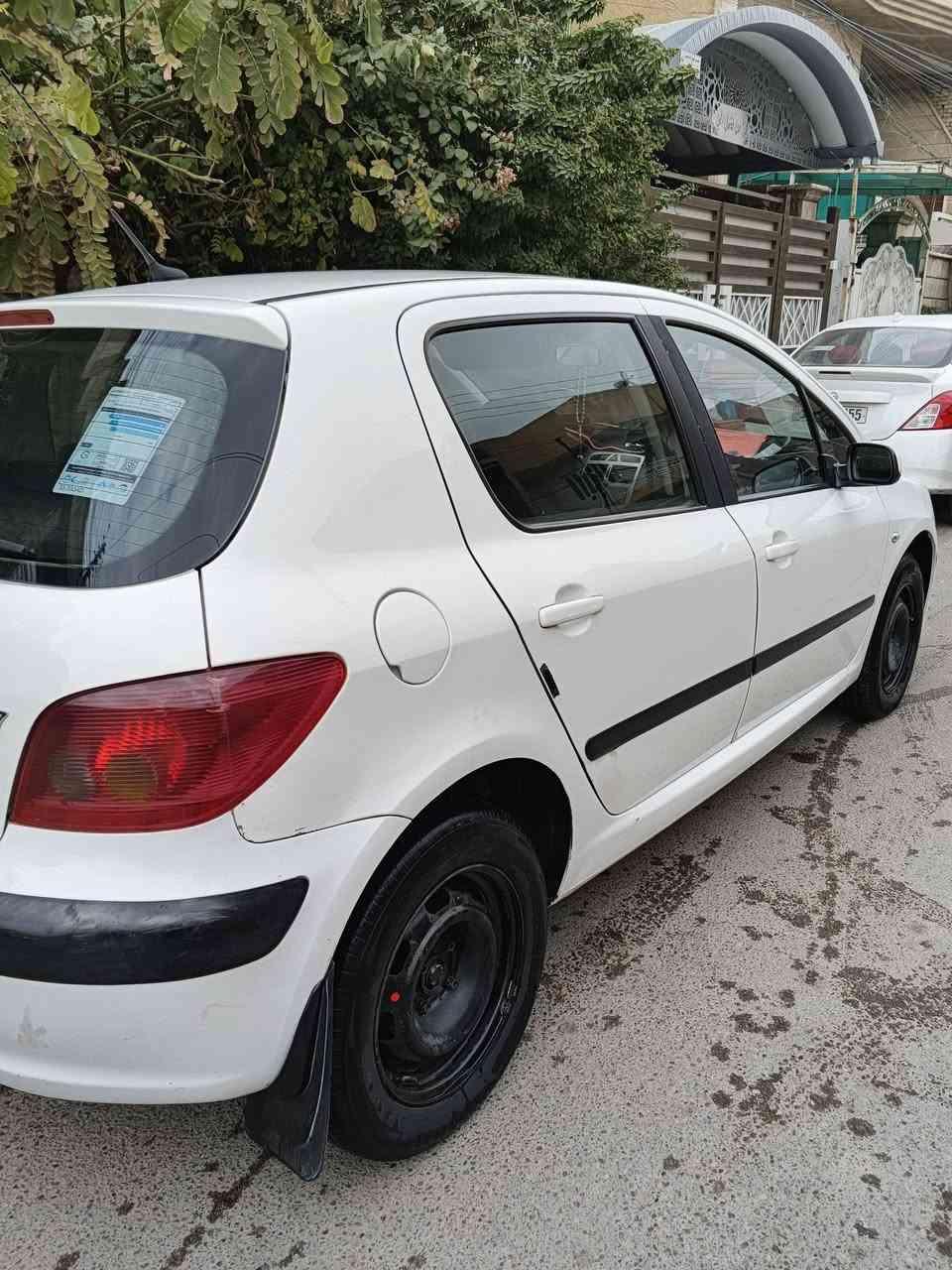 السلام عليكم عندي سياره بيجو 307 موديل 2004 لون ابيض السياره بلاديه بيها صبغ جوه قبغ البانزين كير ومكينه مضبوطات وتبريد ثلج وبيها تخم تاير الاماميات جدد والخلفيات زينات وبسم اقاربي واني اتعهد بالتحويل سعرها 55 ورقة وهاي صورها ورقمي هذا حتى بي واتساب *********** وبيها مجال يعني مو قفل 55 ورقه
