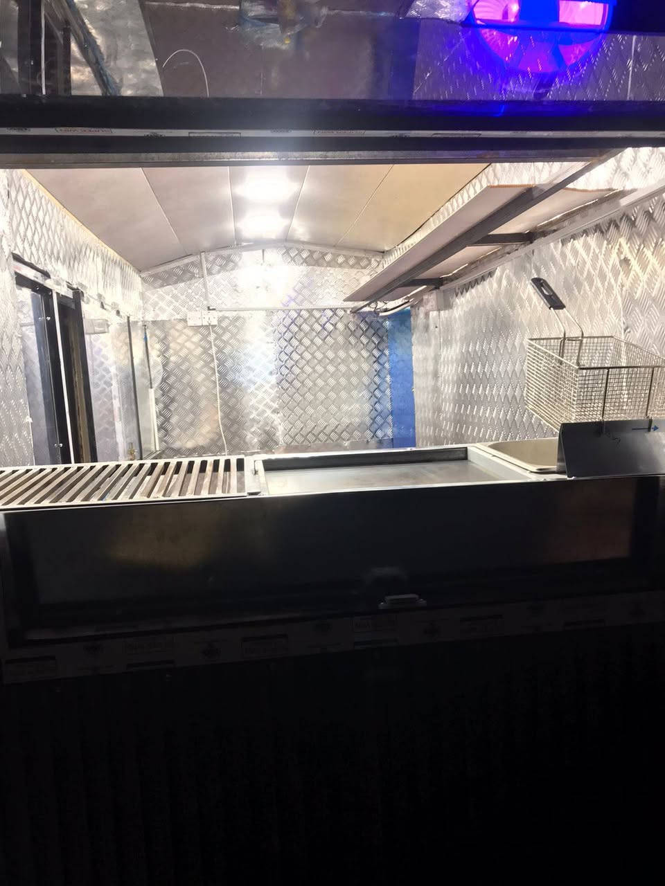 السلام عليكم ستوتة حولتهة مطعم متنقل للبيع جديدة امانة الله بفلوسهة حتة مشتغلت بيهة محتاج فلوس واريد ابيعهة السعر 5 مليون عنواني الدورة وياها ثلاجة زغيرة وشواية فحم وكرل وقلاية مال فنكر وغراض كاملة تاخذهة تسوك وتفتح بيهة متنقلة تمشي مو ثابتة رقمي ***********
