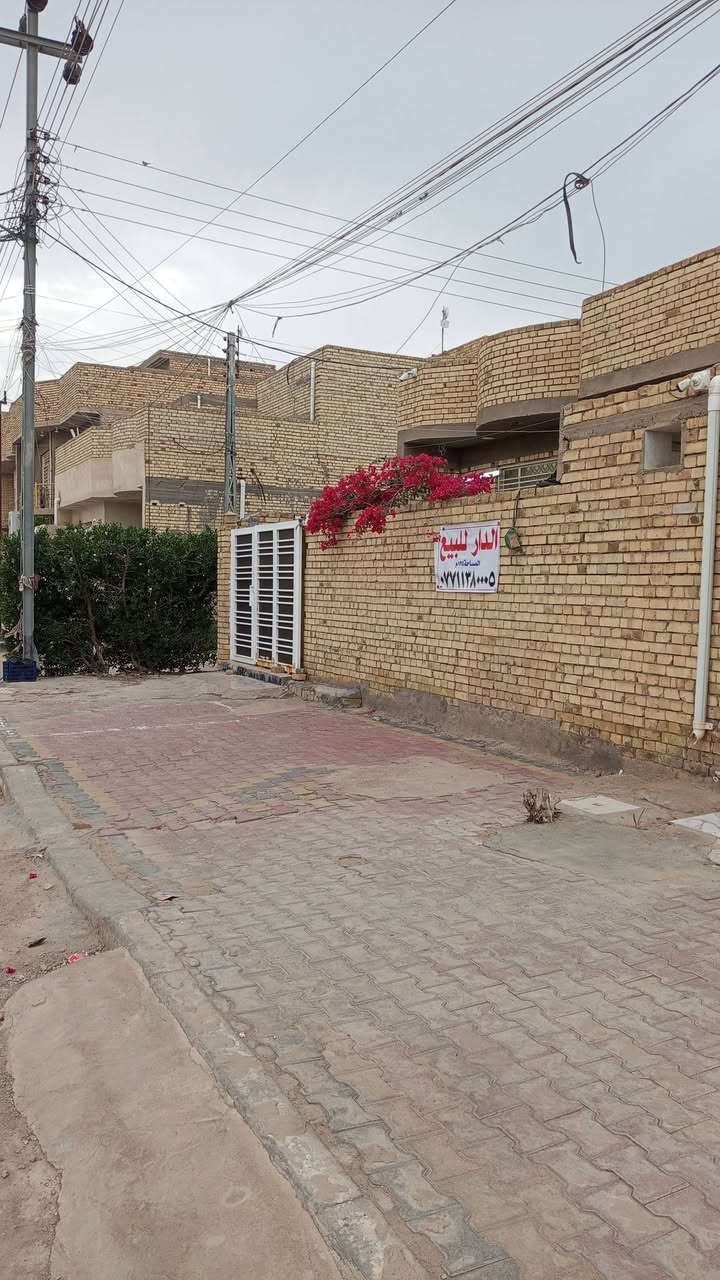 السلام عليكم للبيع بيت بالجمعيات على شارع عشرين ركن مربع المساحه ١٢٥م بناء حديث قرب اسواق حدوري طابق واحد للاستفسار الاتصال ***********
