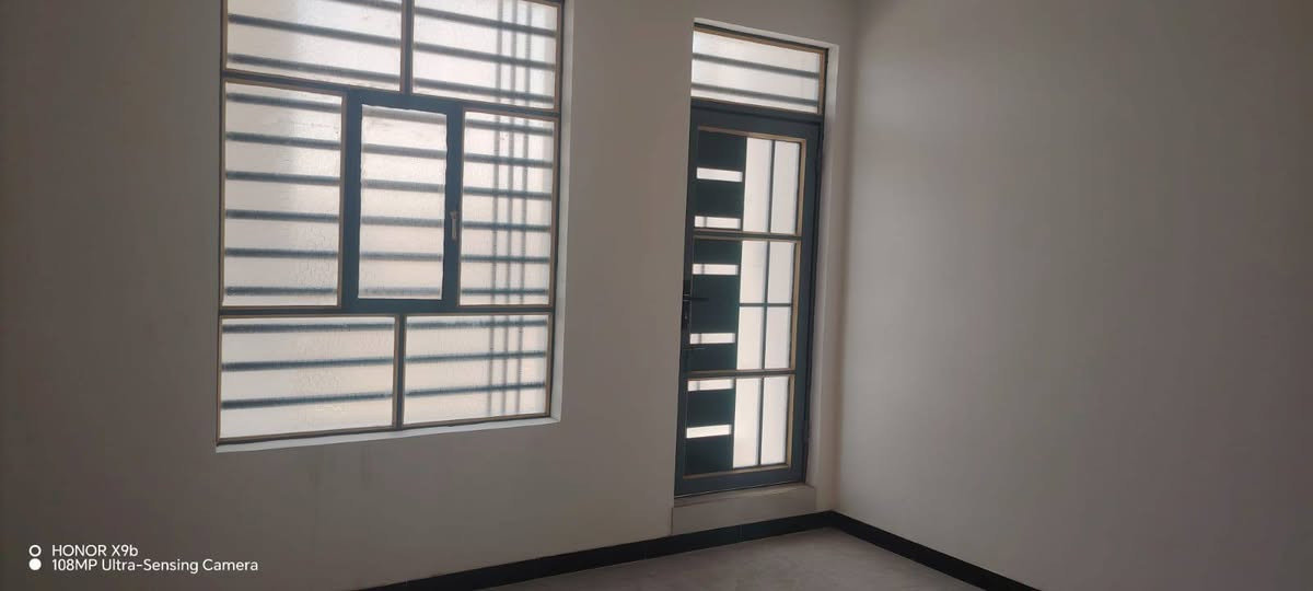 ‏بيت لبيع مساحته ١٠٠ متر طابق ونص 
‏ثلاث غرف وصالتين واستقبال وصحيات ثلاث 
‏عنوانه شارع عشرين سعره ١٨٠ بيه مجال للاستفسار مكتب بركات ام البنين ***********
