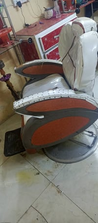 غراض حلاقه البيع ميز عدد 2كراسي عدد 2 مروحات عدد 2/%الستفسار 077211483...
