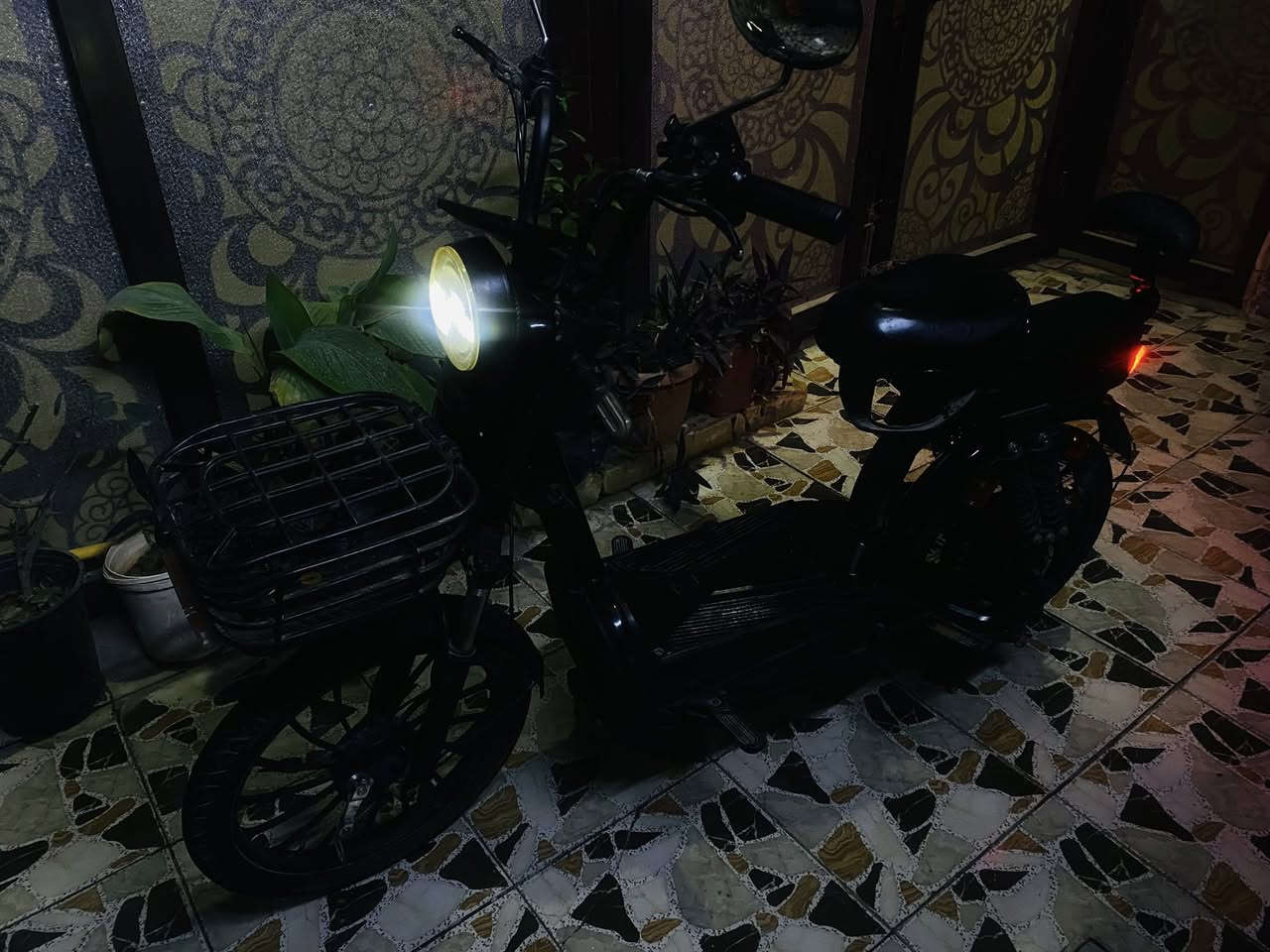 سلام عليكم                                                                     دراجه شحن للبيع فول مواصفات 
ستاند تلفون 
خمس بطاريات 

اشاير هورن كهربائيات كلهه شغاله  
مكاني بغداد الري قرب حي الإعلام 
***********  بي واتساب
